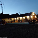 Hauptstall am Abend, Reitplatz, Paddockboxen Hauptstall am Abend, Reitplatz, Paddockboxen