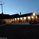 Hauptstall am Abend, Reitplatz, Paddockboxen Hauptstall am Abend, Reitplatz, Paddockboxen